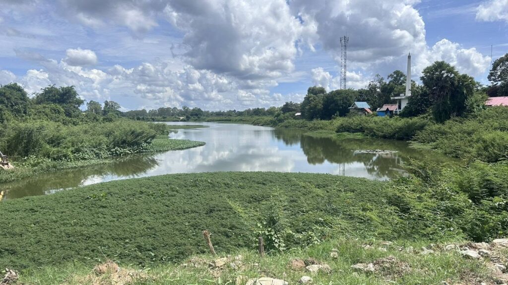 อบจ.อุบลฯ สนับสนุนกำจัดผักตบชวาและวัชพืช ภายในพื้นที่กุดผึ้งน้อย ชุมชนหาดสวนสุข 1 และแหล่งน้ำหลังวัดท่าบ้งมั่ง