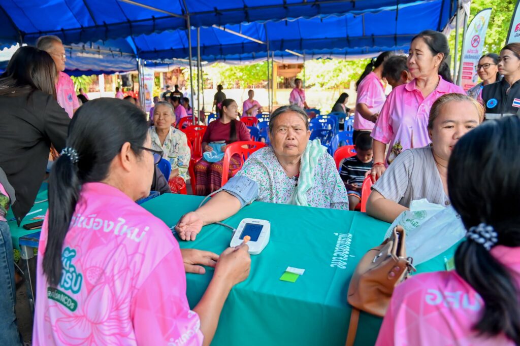 อบจ.อุบลราชธานี นำทีมสหวิชาชีพ ตรวจสุขภาพฟรี!! ให้ประชาชน อ.ศรีเมืองใหม่