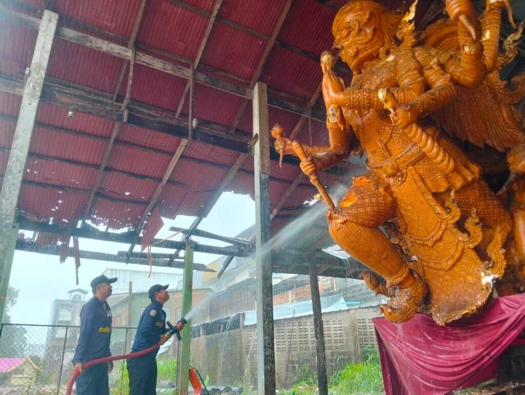 พร้อมรับเทศกาลแห่เทียน! อบจ.อุบล สนับสนุนรถ และเจ้าหน้าที่ ลุยฉีดล้างทำความสะอาดพื้น-ต้นเทียนพรรษา เตรียมเปิดเมืองรับนักท่องเที่ยว