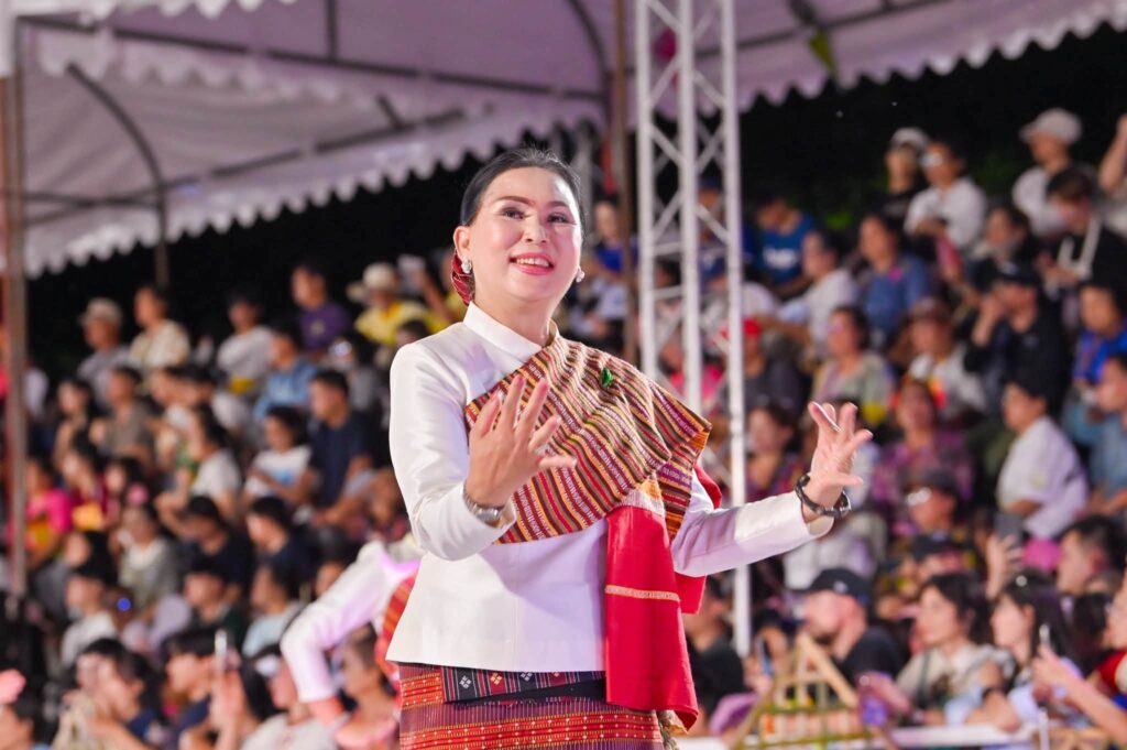 อบจ.อุบลฯ ถ่ายทอดเสน่ห์ “อุทยานธรณีอุบลราชธานี” สู่สายตาโลก ผ่านขบวนแห่เทียนพรรษา 2569