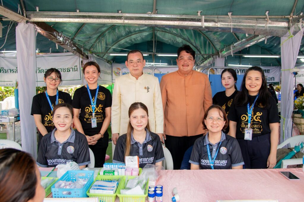 นายก อบจ.อุบลฯ ให้กำลังใจเจ้าหน้าที่โรงพยาบาลสนาม และบูทอุทยานธรณีอุบลราชธานี ในงานแห่เทียนพรรษา