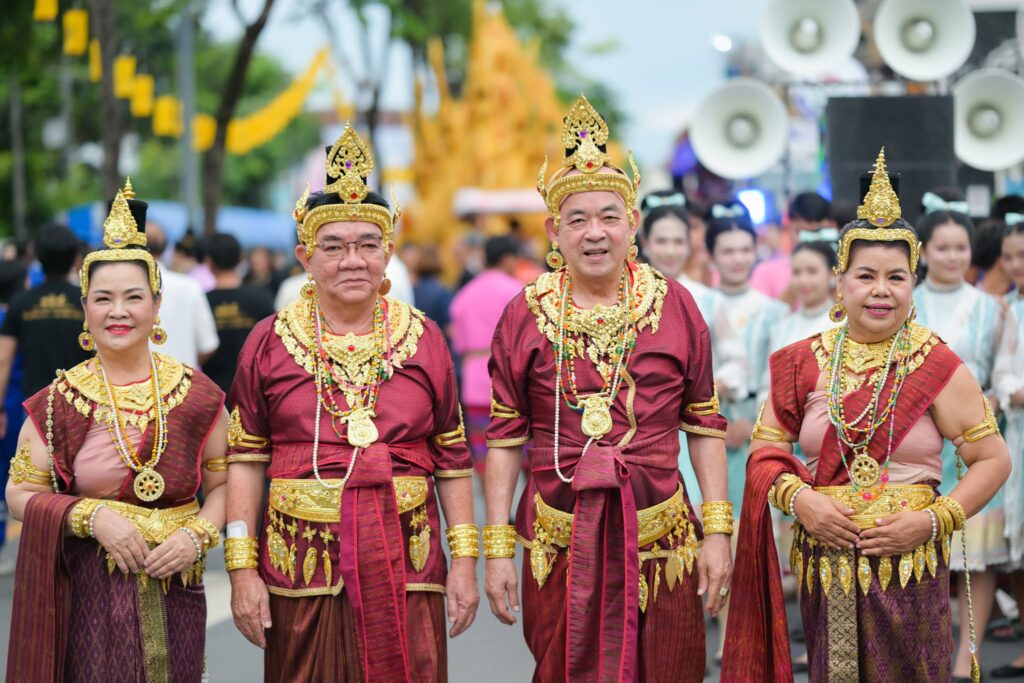 อบจ.อุบลฯ ร่วมกับ เทศบาลนครอุบลฯ และการท่องเที่ยวแห่งประเทศไทย สำนักงานอุบลราชธานี จัดกิจกรรม “ฟื้นเมืองเก่า เล่าเรื่องเทียน” ส่งเสริมการท่องเที่ยวจังหวัดอุบลราชธานี