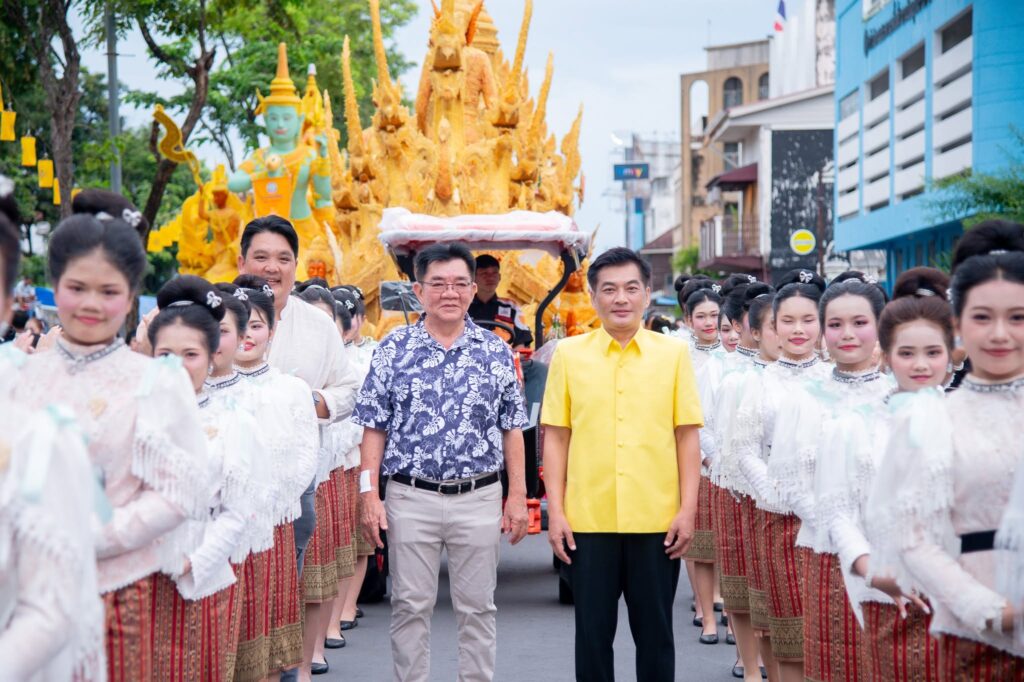 “ฟื้นเมืองเก่า เล่าเรื่องเทียน” วันที่ 2 คึกคัก นักท่องเที่ยวแน่น สืบสานรากเหง้าประเพณีแห่เทียนพรรษา กระตุ้นเศรษฐกิจเมืองอุบลฯ