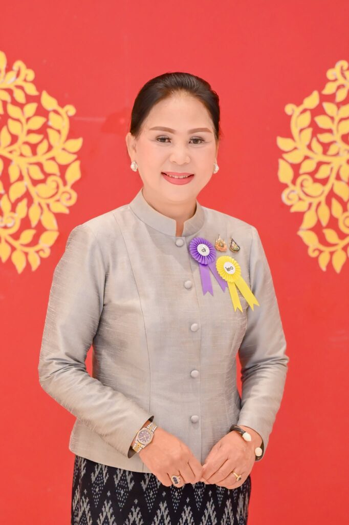 รองนายก อบจ.อุบลฯ รับรางวัลสตรีดีเด่น พร้อมโล่กองทุนพัฒนาสตรีดีเด่น ร่วมเชิดชูเกียรติสตรีไทย สืบสานภูมิปัญญาผ้าไทย