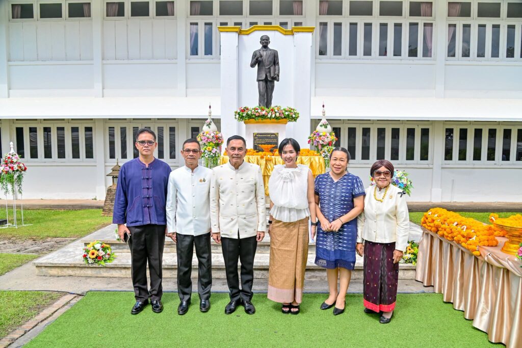 อบจ.อุบลฯ ร่วมงานวันกตัญญุตา “อาจารย์ประสิทธิ์ สุนทโรทก” ร่วมเป็นเจ้าภาพถวายผ้าป่าสามัคคีเพื่อการศึกษา