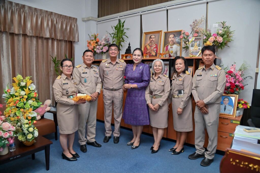 อบจ.อุบลฯ มอบดอกไม้แสดงมุทิตาจิต ส่งผู้เกษียณสู่บทใหม่ของชีวิต