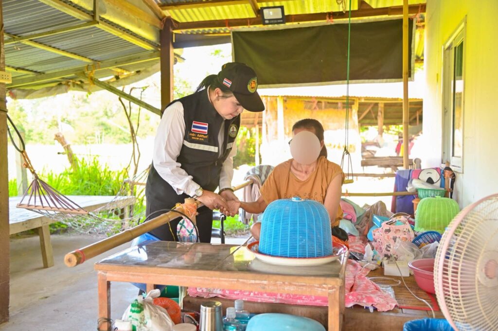 อบจ.อุบลฯ ลงพื้นที่เยี่ยมให้กำลังใจผู้ป่วยติดเตียง พร้อมมอบสิ่งของจำเป็น